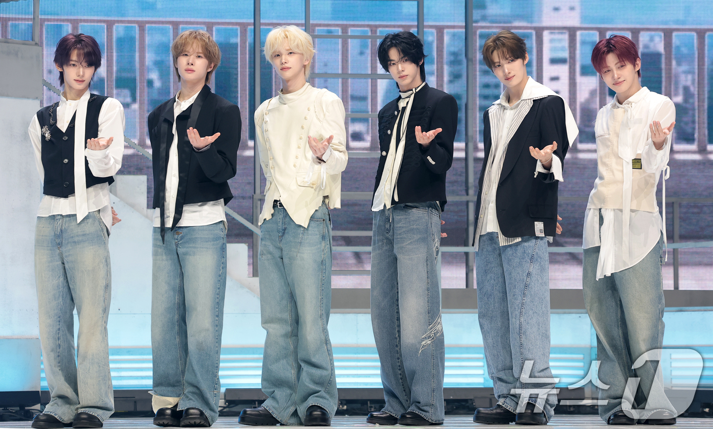 그룹 투어스(TWS) 한진(왼쪽부터)과 경민, 신유, 도훈, 영재, 지훈 ⓒ 뉴스1 권현진 기자