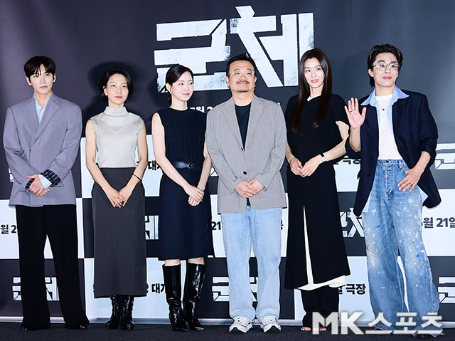 A New Era of Zombies! Director Yeon Sang-ho Evolves the Genre with 'Swarm' A New Era of Zombies! Director Yeon Sang-ho Evolves the Genre with 'Swarm'