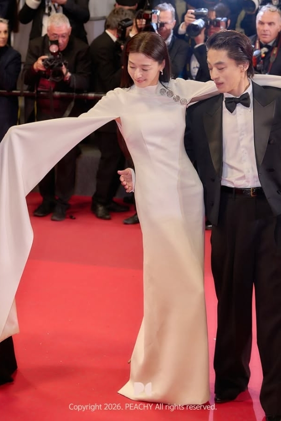 Jun Ji-hyun and Koo Kyo-hwan Show Off Unexpected "Bestie" Chemistry at Cannes! 2 전지현 소속사 소셜 미디어