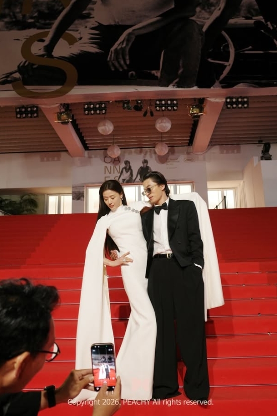 Jun Ji-hyun and Koo Kyo-hwan Show Off Unexpected "Bestie" Chemistry at Cannes! 3 전지현 소속사 소셜 미디어