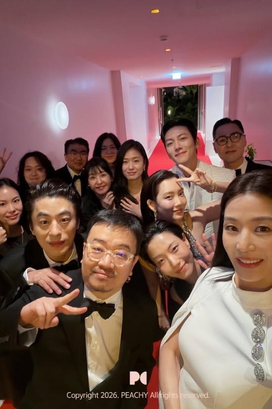 Jun Ji-hyun and Koo Kyo-hwan Show Off Unexpected "Bestie" Chemistry at Cannes! 4 전지현 소속사 소셜 미디어