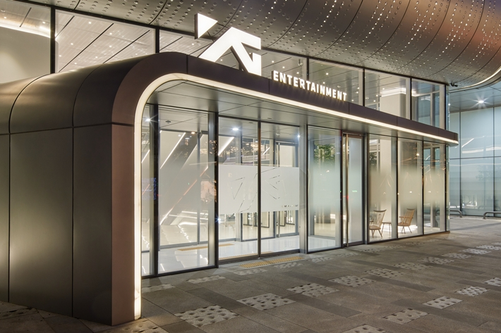 Formulaic Sounds, Owner Risks, and Low Output: The Big Challenges Facing YG Entertainment at 30 Formulaic Sounds, Owner Risks, and Low Output: The Big Challenges Facing YG Entertainment at 30