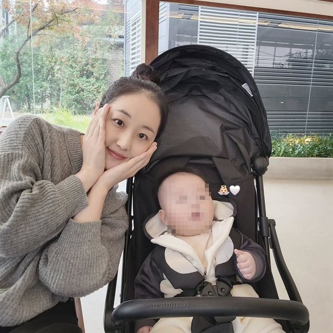노란 수영복에 섹시한 몸매 어필하는 존예 처자