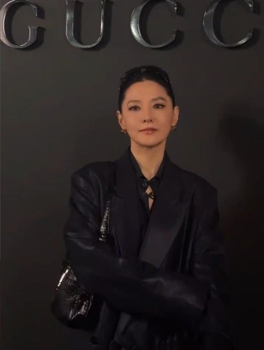 Lee Young-ae Stuns in Slicked-Back Hair and Fishnets: The Hippest 55-Year-Old! 3