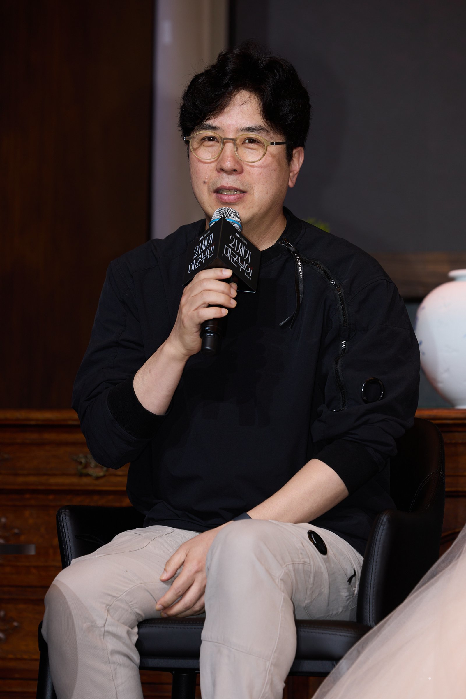 "It's All My Fault" Director of Controversial Drama '21st Century Daegun Buin' Breaks Down in Tears