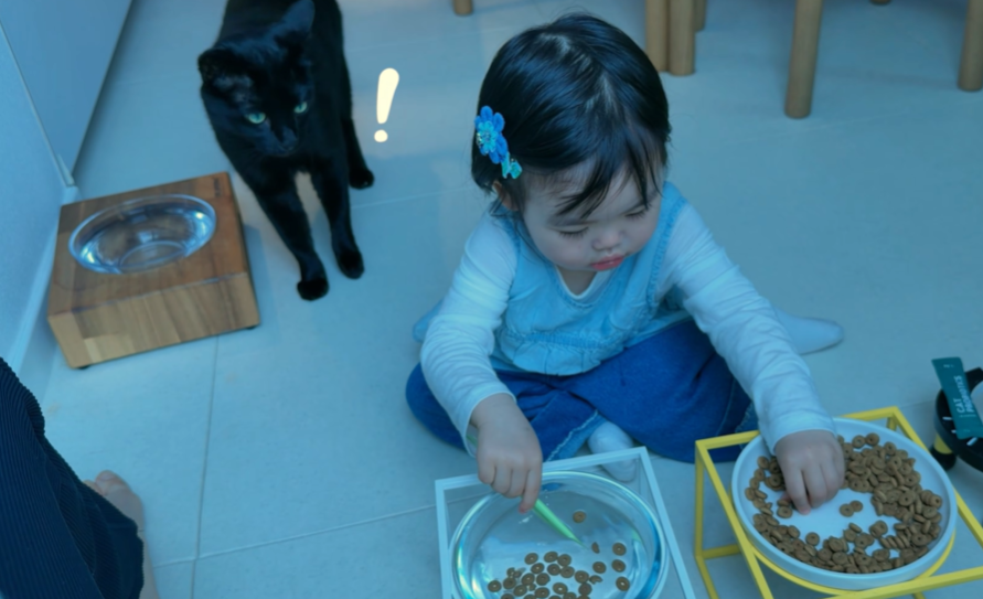 "You Benefited So Much From Dahong!" Netizens Debate Park Soo-hong's Video of Pet Cat Hiding From Daughter Jae-i
