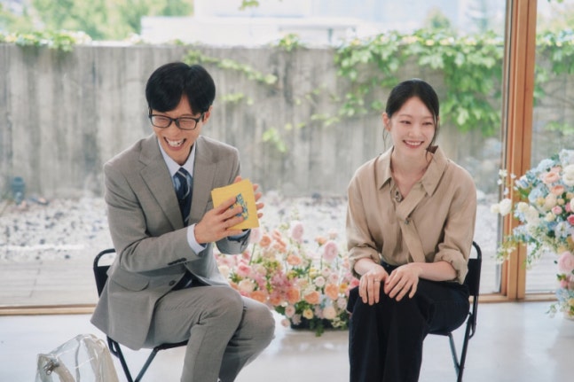 노란 수영복에 섹시한 몸매 어필하는 존예 처자