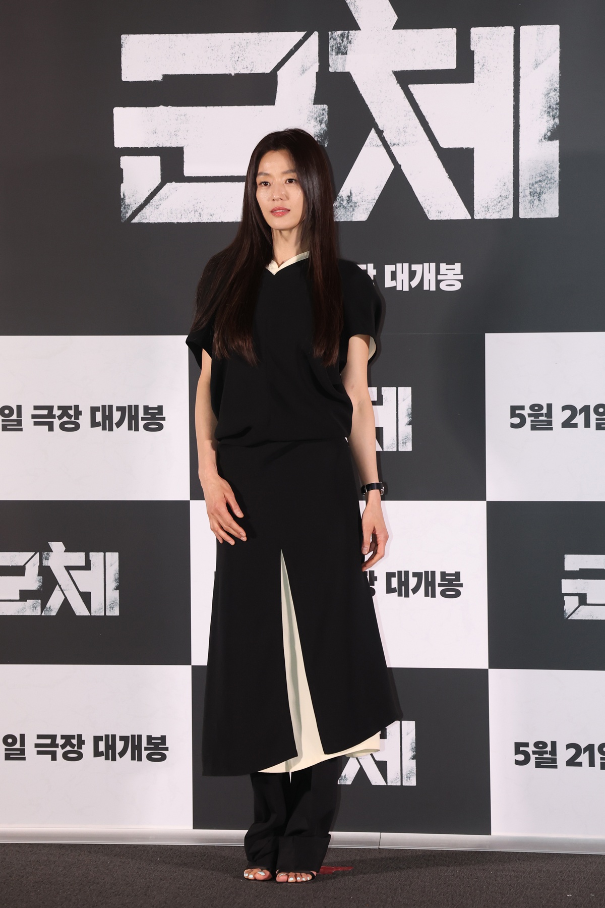 Jun Ji-hyun's Stunning Close-ups Fill the Screen in 'Gunche': Director Yeon Sang-ho Says It's 'Only Natural!' 4 영화 '군체' 언론시사회