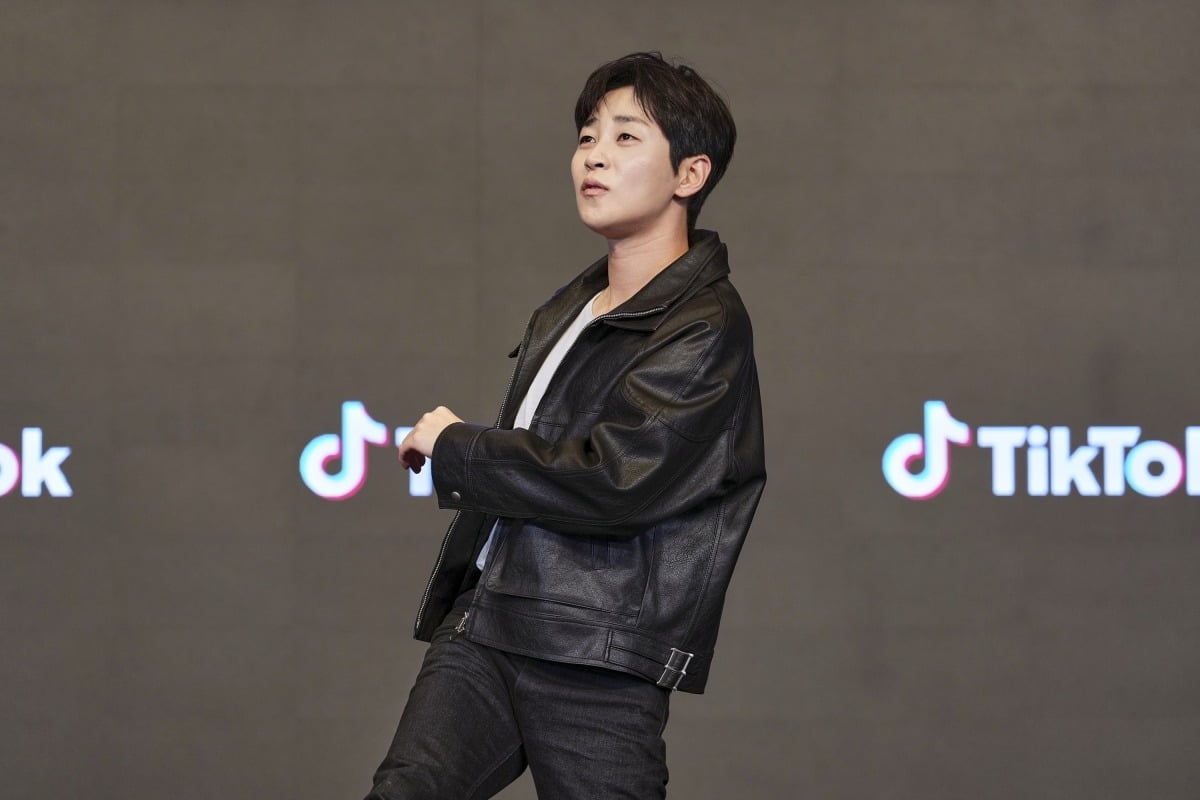 Singer DinDin attending the production press conference for 'Tiki Tiki Taka Taka Talk Talk Show' on the 21st at The Link Hotel in Guro-gu, Seoul.