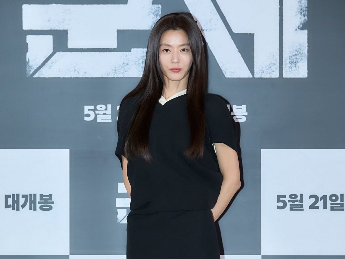 Jun Ji-hyun Returns After 11 Years! Meet the Intelligent K-Zombies in 'Gunche' Jun Ji-hyun Returns After 11 Years! Meet the Intelligent K-Zombies in 'Gunche'