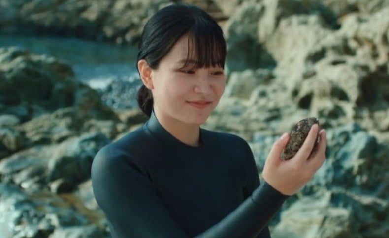 Red Velvet's Yeri Transforms into a Haenyeo in 'Azure Spring' for the First Time in 12 Years! Red Velvet's Yeri Transforms into a Haenyeo in 'Azure Spring' for the First Time in 12 Years!