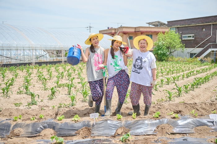 Farming and Sleeping in a Village Hall? Hwang Shin-hye's 'Let's Live Together' Takes Over Pocheon! Farming and Sleeping in a Village Hall? Hwang Shin-hye's 'Let's Live Together' Takes Over Pocheon!
