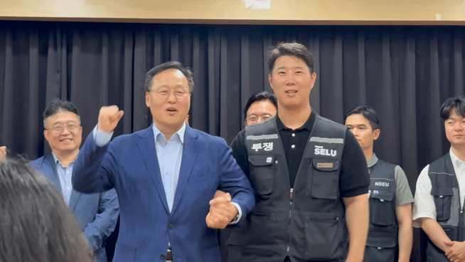 여명구 삼성전자 부사장과 최승호 초기업노조 삼성전자 지부 위원장이 20일 수원 경기고용노동청에서 열린 노사 대화를 합의로 마무리하고 함께 파이팅을 외치고 있다. [사진=권서아 기자]