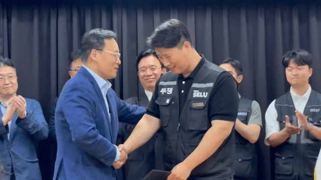 여명구 삼성전자 부사장과 최승호 초기업노조 삼성전자 지부 위원장이 20일 수원 경기고용노동청에서 열린 노사 대화를 마치고 손을 맞잡고 있다. [사진=권서아 기자]