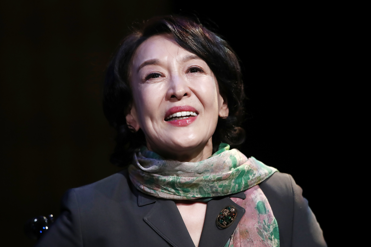 Late Theater Legend Yoon Seok-hwa Posthumously Awarded the Silver Crown Order of Cultural Merit Late Theater Legend Yoon Seok-hwa Posthumously Awarded the Silver Crown Order of Cultural Merit