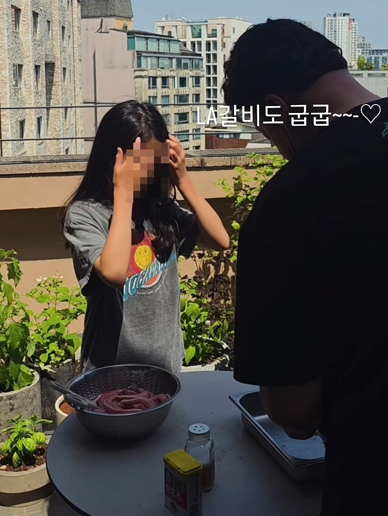 So Yoo-jin Shares Sweet Update on Baek Jong-won Grilling for Their Daughters! So Yoo-jin Shares Sweet Update on Baek Jong-won Grilling for Their Daughters!