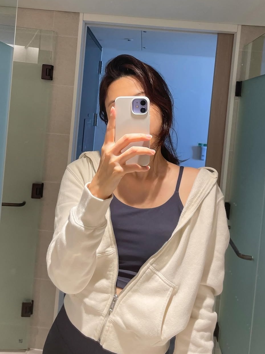 Kim Ha-neul Shows Off "Management Queen" Vibes With Luxurious Selfies and Workout Updates Kim Ha-neul Shows Off