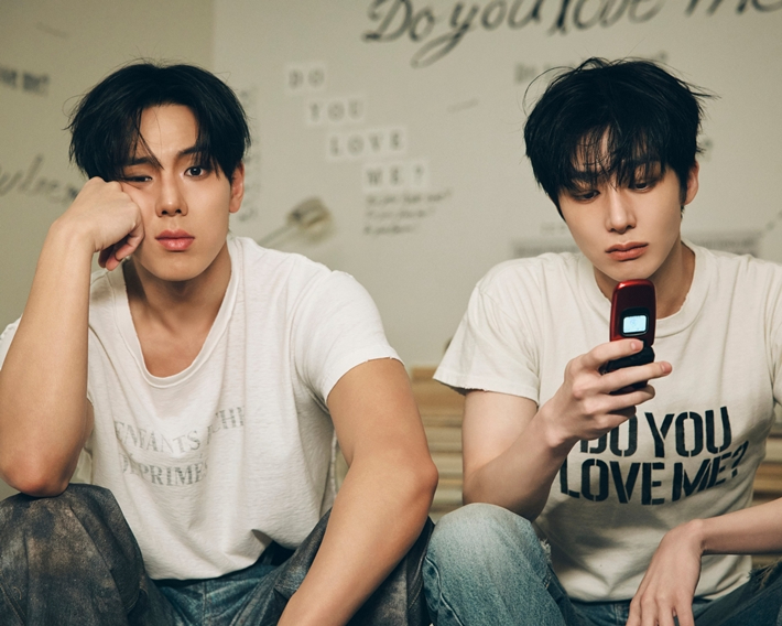 Concept photo for the second mini-album 'LOVE ME'.