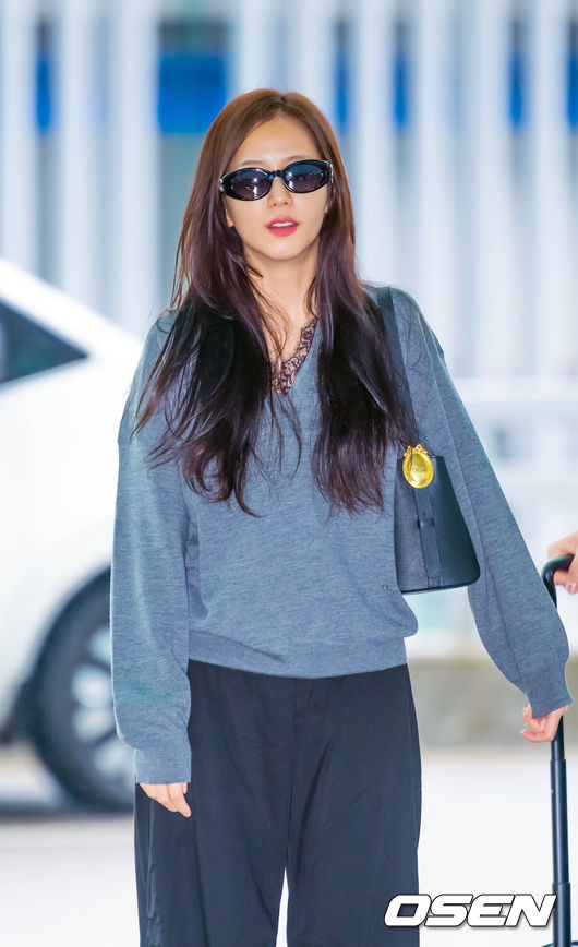BLACKPINK's Jisoo Nails the 'Effortless Chic' Look at the Airport! BLACKPINK's Jisoo Nails the 'Effortless Chic' Look at the Airport!