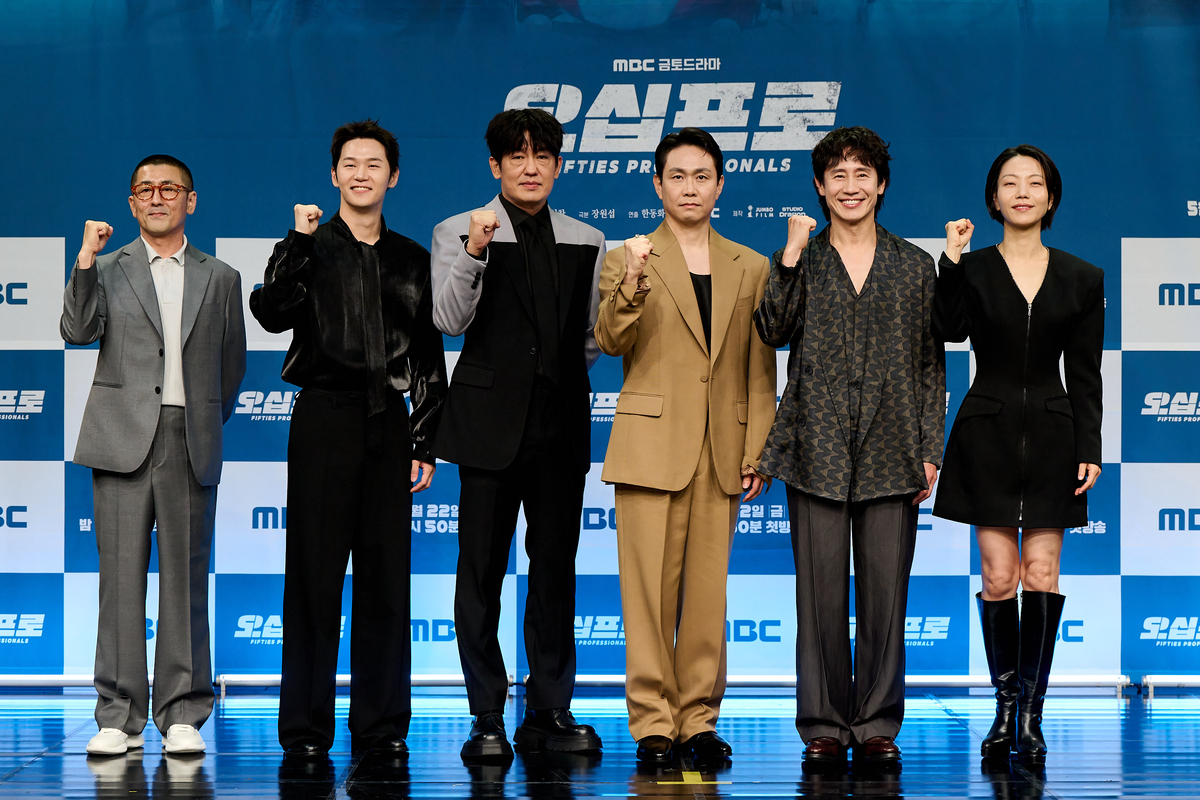 Acting Legends Unite for a Hilarious Black Comedy in MBC's New Drama 'Fifty Percent' 2 (From left) PD Han Dong-hwa, Lee Hak-joo, Heo Sung-tae, Oh Jung-se, Shin Ha-kyun, and Kim Shin-rok pose at the production press conference for MBC's new Friday-Saturday drama 'Fifty Percent' held at MBC Sangam in Mapo-gu, Seoul on the 21st. Provided by MBC