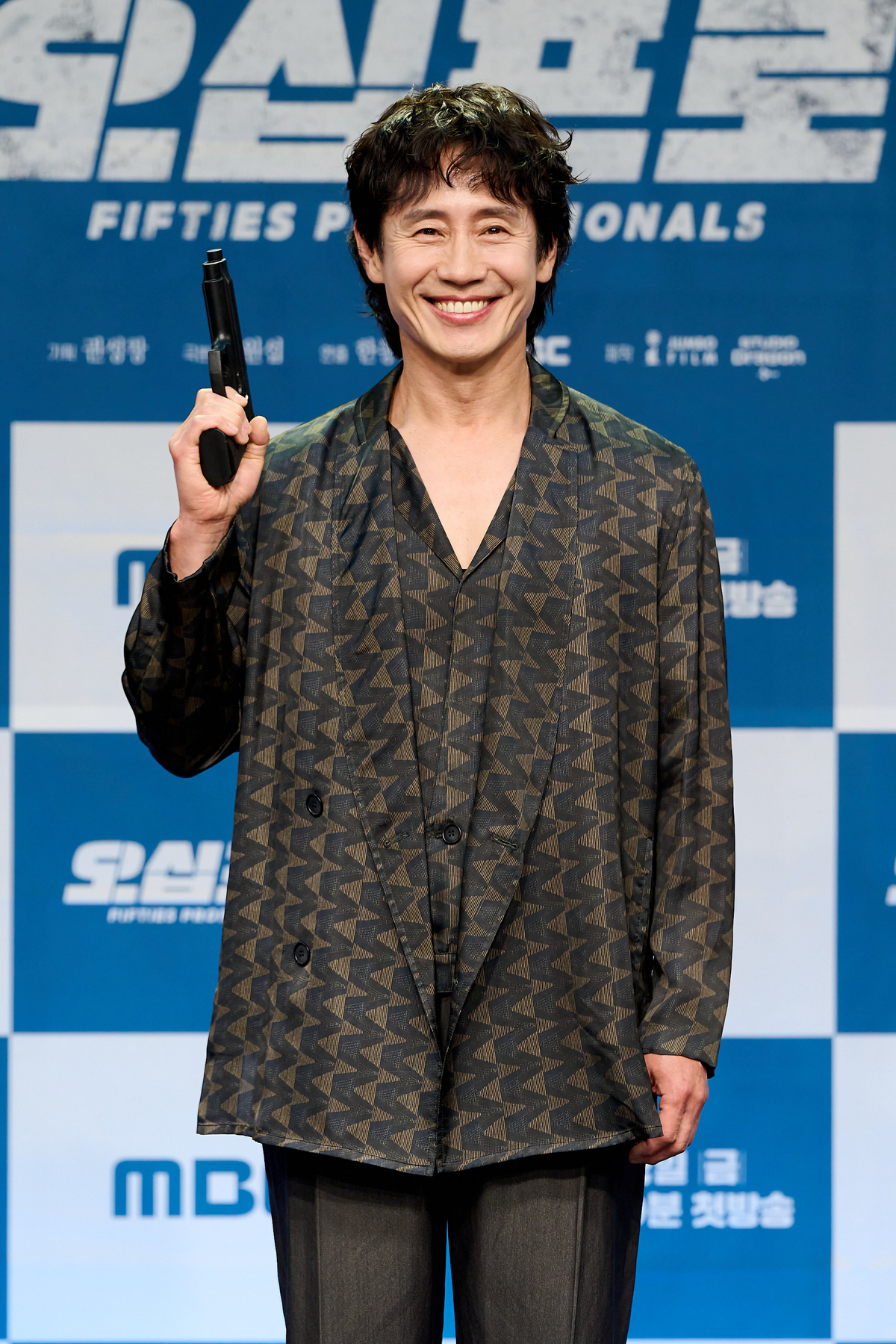 Acting Legends Unite for a Hilarious Black Comedy in MBC's New Drama 'Fifty Percent' 3 Shin Ha-kyun poses at the production press conference for MBC's new Friday-Saturday drama 'Fifty Percent' held at MBC Sangam in Mapo-gu, Seoul on the 21st. Provided by MBC