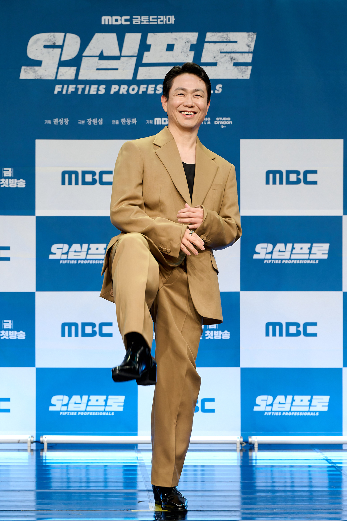 Acting Legends Unite for a Hilarious Black Comedy in MBC's New Drama 'Fifty Percent' 4 Oh Jung-se poses at the production press conference for MBC's new Friday-Saturday drama 'Fifty Percent' held at MBC Sangam in Mapo-gu, Seoul on the 21st. Provided by MBC