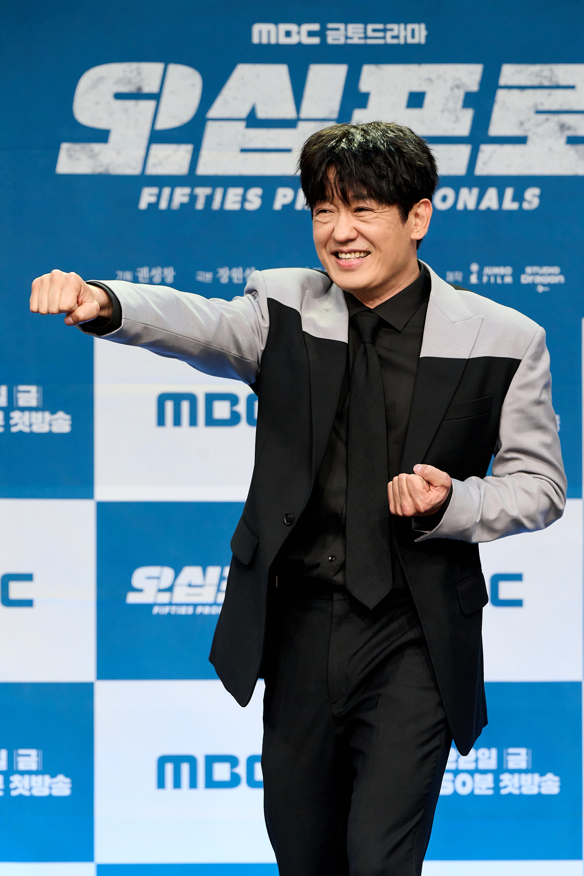 Acting Legends Unite for a Hilarious Black Comedy in MBC's New Drama 'Fifty Percent' 5 Heo Sung-tae poses at the production press conference for MBC's new Friday-Saturday drama 'Fifty Percent' held at MBC Sangam in Mapo-gu, Seoul on the 21st. Provided by MBC