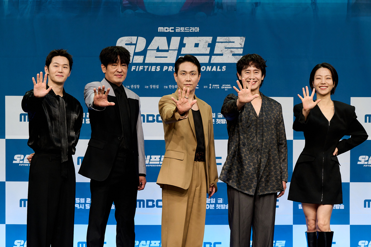 Acting Legends Unite for a Hilarious Black Comedy in MBC's New Drama 'Fifty Percent' 6 (From left) Lee Hak-joo, Heo Sung-tae, Oh Jung-se, Shin Ha-kyun, and Kim Shin-rok pose at the production press conference for MBC's new Friday-Saturday drama 'Fifty Percent' held at MBC Sangam in Mapo-gu, Seoul on the 21st. Provided by MBC