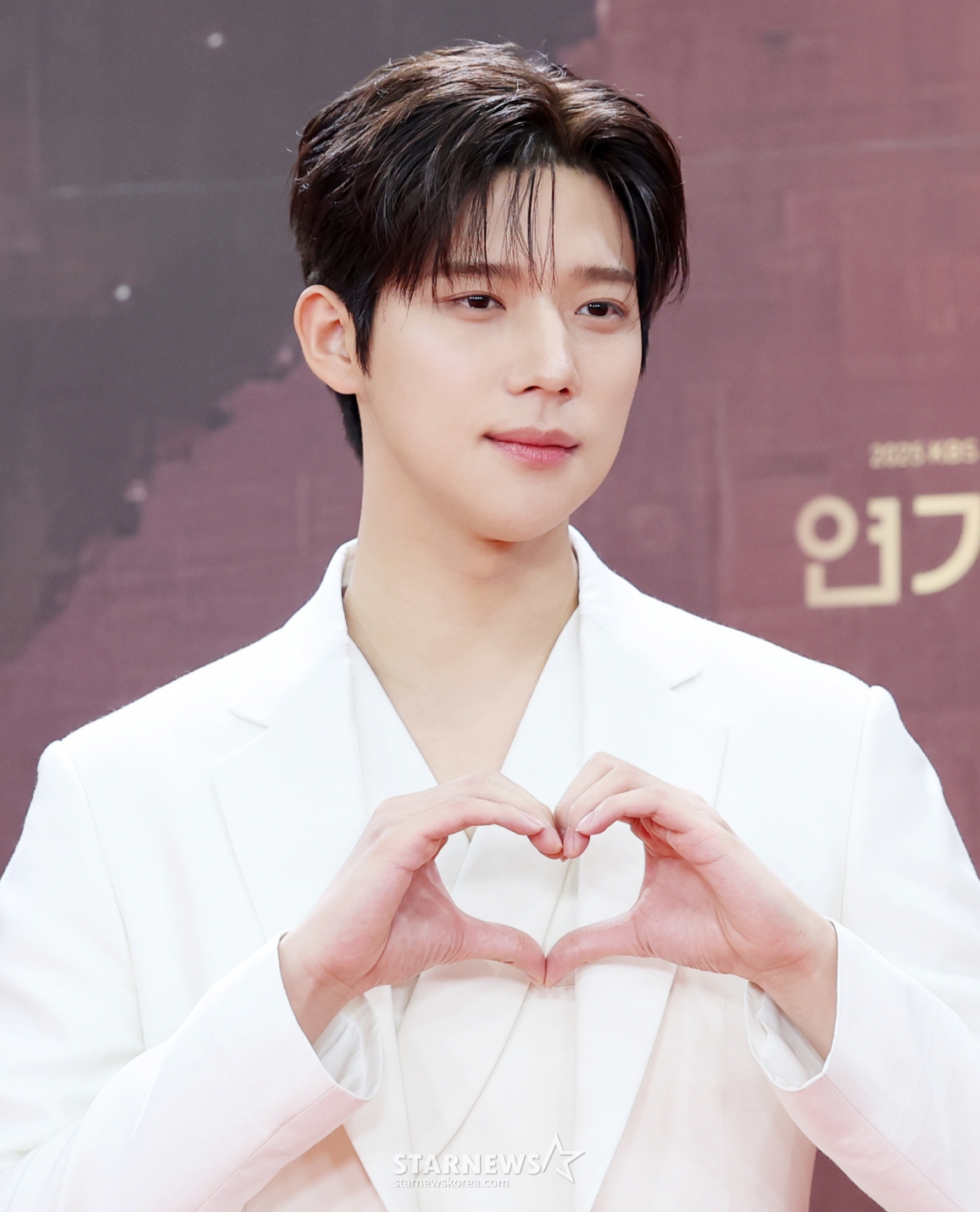 Moon Sang-min Proves Special Trust with Early Contract Renewal at Awesome ENT! Moon Sang-min Proves Special Trust with Early Contract Renewal at Awesome ENT!