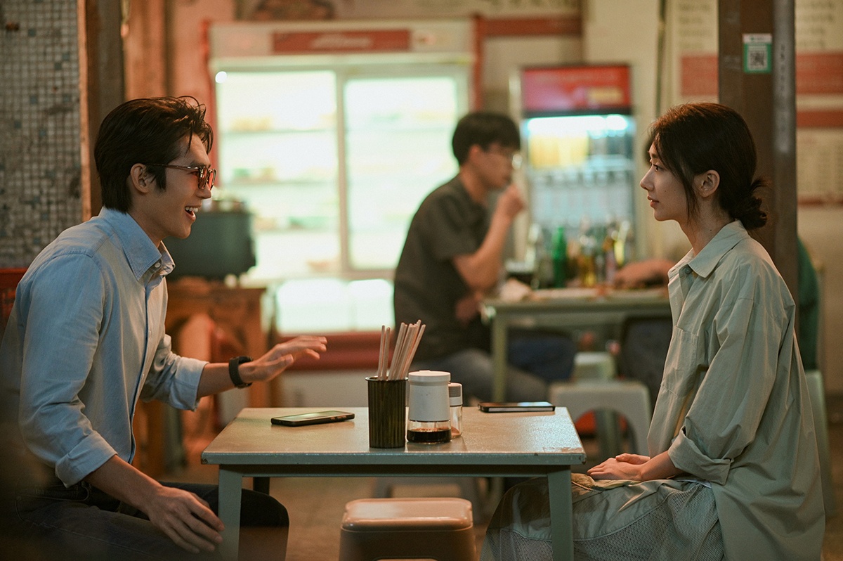 Wu Jue and Wang Yinglu Share Heart-Fluttering First Meeting in 'The Day I Only See You' Wu Jue and Wang Yinglu Share Heart-Fluttering First Meeting in 'The Day I Only See You'