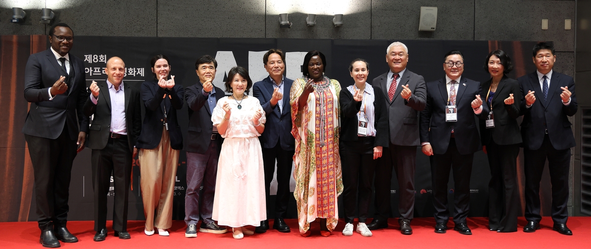 Harim Kicks Off the 8th Africa Film Festival with Soulful Melodies! 2 '제8회 아프리카영화제' 개막식 참석자들 (부산=연합뉴스) 성도현 기자 = 한·아프리카재단 등이 21일 부산 해운대구 영화의전당에서 개최한 '제8회 아프리카영화제' 개막식에서 김영채 한·아프리카재단 이사장(왼쪽에서 여섯 번째), 에미 제로노 킵소이 주한 케냐대사(왼쪽에서 일곱 번째) 등 참석자들이 기념 촬영을 하고 있다. 2026.5.21 raphael@yna.co.kr