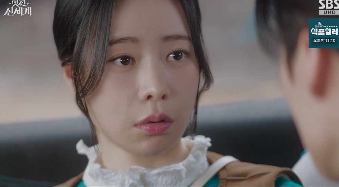 노란 수영복에 섹시한 몸매 어필하는 존예 처자