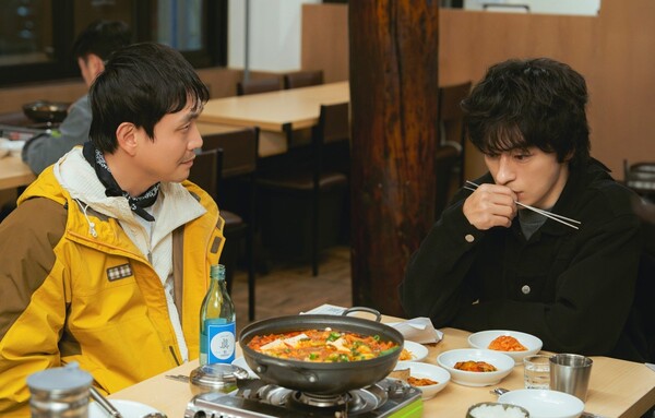 From Drama Rivals to Big Screen Battle: Koo Kyo-hwan vs. Oh Jung-se! 4 '모자무싸' 스틸 컷 속 오정세와 구교환 / 사진=스튜디오 피닉스·SLL·스튜디오 플로우