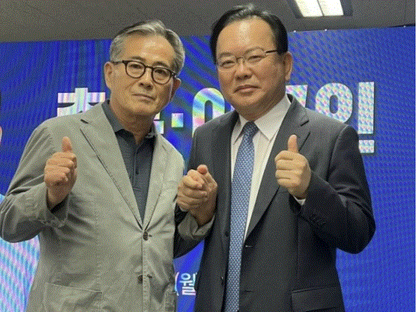 김부겸 더불어민주당 대구시장 후보가 18일 구경회 전 대한축구협회 초등축구연맹 부회장과 찍은 사진을 자신의 소셜미디어(SNS)에 공개했다. / 사진=김부겸 후보 SNS