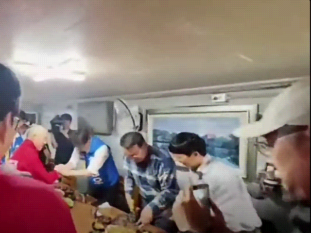 신동욱 국민의힘 최고위원과 하정우 민주당 후보가 만나 인사하는 모습. / 영상=배현진 국민의힘 의원 페이스북 캡처