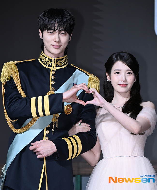 As criticism grew, leads Byeon Woo-seok and IU both posted apologies. While it's natural for actors to take responsibility for their work, some argue that historical accuracy, which requires professional expertise, shouldn't be the actors' burden. / Newsen DB Byeon Woo-seok, IU