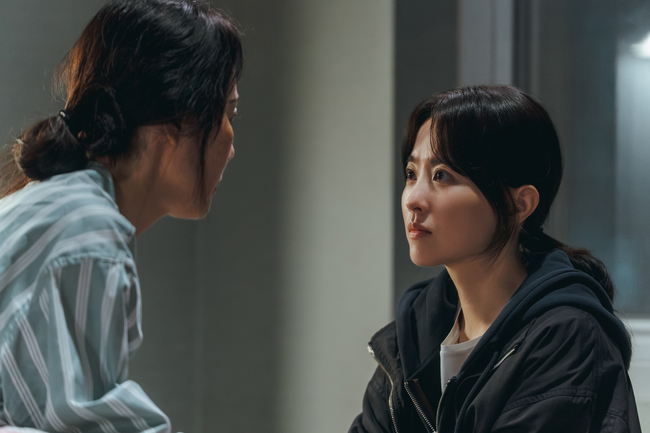 Park Bo Young Crashes Car into Operating Room Door in 'Goldland': The Fairy Turns Dark! Park Bo Young Crashes Car into Operating Room Door in 'Goldland': The Fairy Turns Dark!