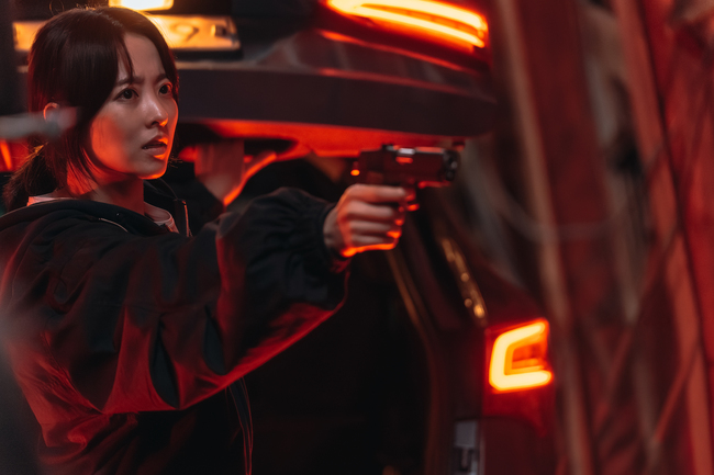 Park Bo Young Crashes Car into Operating Room Door in 'Goldland': The Fairy Turns Dark! 2 월트디즈니 컴퍼니 코리아 제공