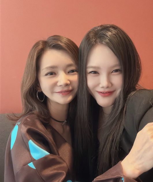 Kim Hyun-jung and Jang Seo-hee Reunite in a Sweet Duo Shot, but Fans Notice "Excessive" Filters! Kim Hyun-jung and Jang Seo-hee Reunite in a Sweet Duo Shot, but Fans Notice