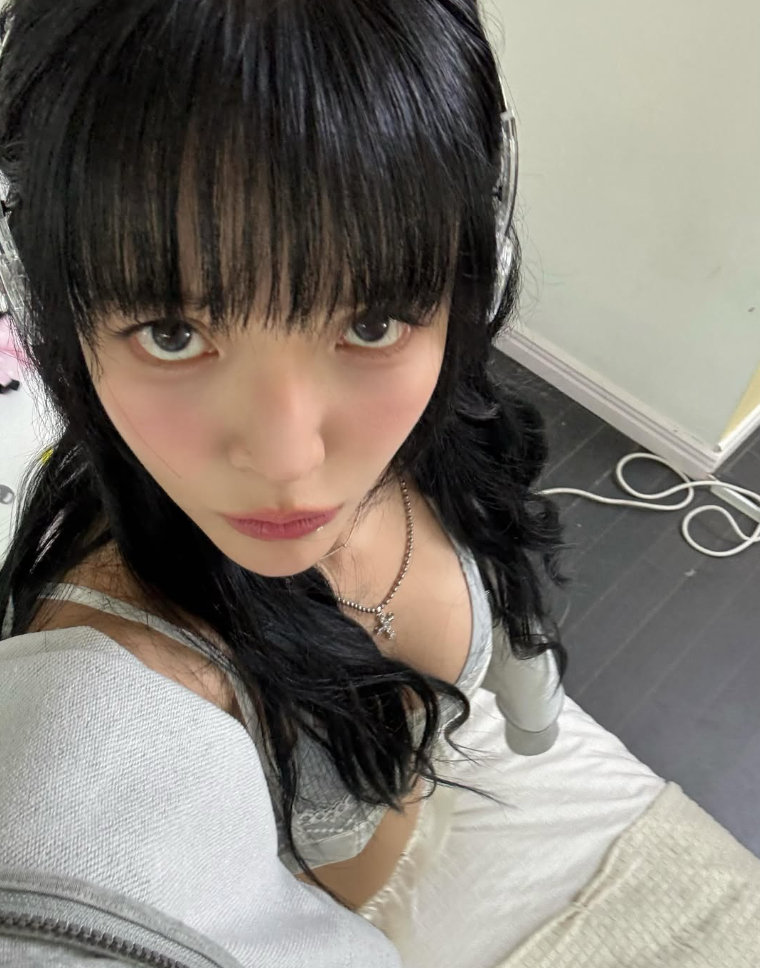 Former AOA's Jimin Shows Off Her Free-Spirited Charm in Cozy Home Look 2 20260522145804250owhl