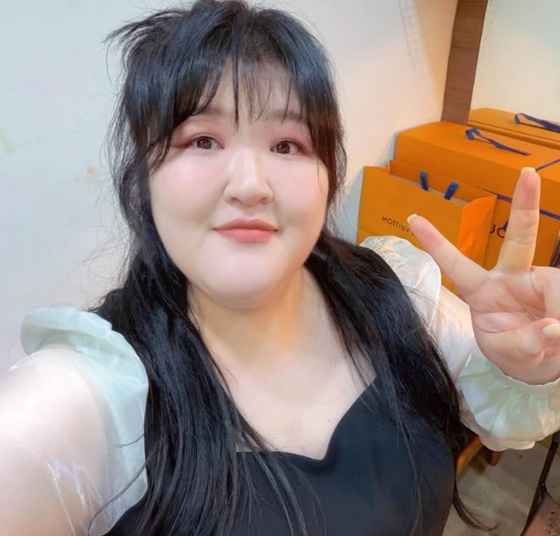 노란 수영복에 섹시한 몸매 어필하는 존예 처자