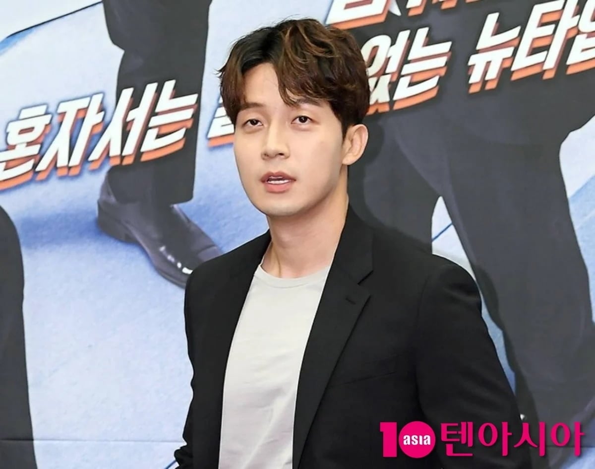 Heo Kyung-hwan Confirms 168cm Height! His Tiny Strides Lead to Hilarious "Waddling" Toward Yoo Jae-suk on 'Hangout with Yoo' Heo Kyung-hwan Confirms 168cm Height! His Tiny Strides Lead to Hilarious