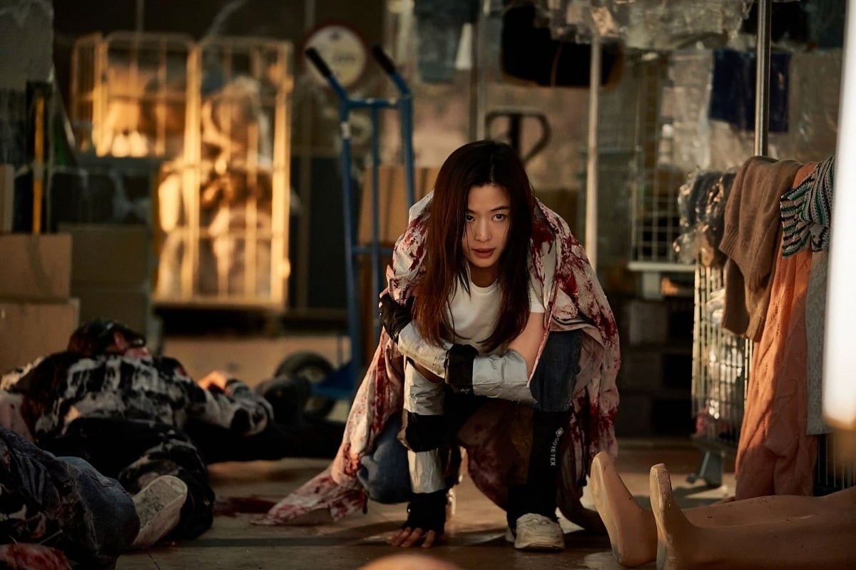 Jun Ji-hyun Makes Epic Big Screen Comeback After 11 Years in 'Gunche'! 2 Jun Ji-hyun showcases action fighting zombies in 'Gunche'.