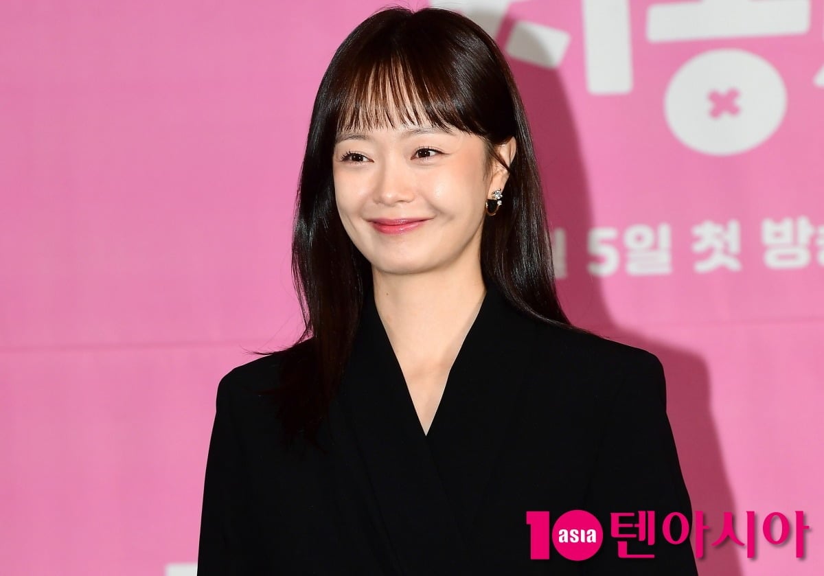 노란 수영복에 섹시한 몸매 어필하는 존예 처자