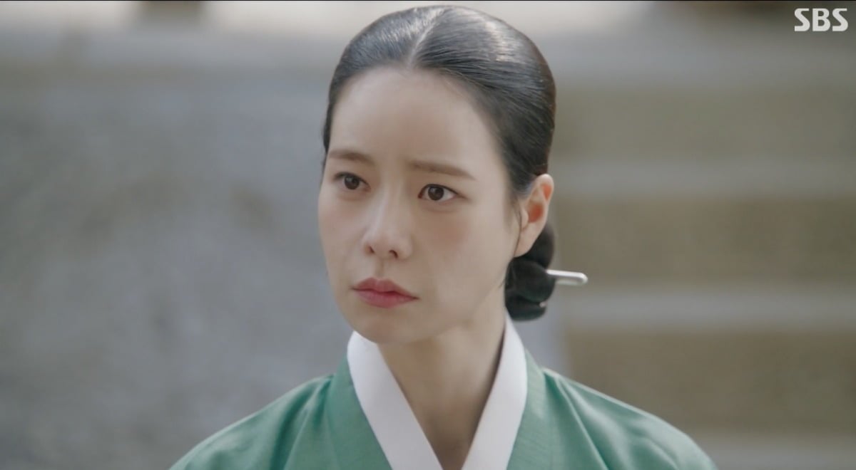 노란 수영복에 섹시한 몸매 어필하는 존예 처자