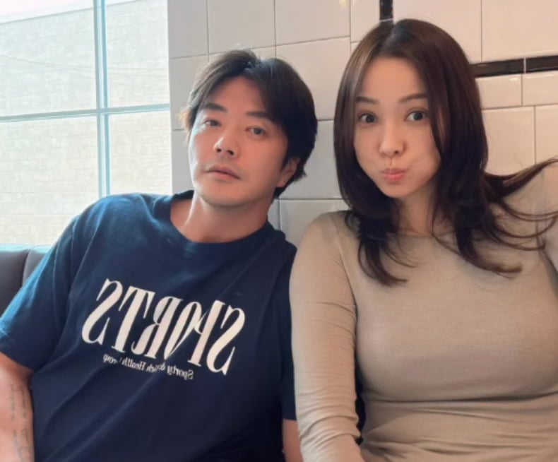 노란 수영복에 섹시한 몸매 어필하는 존예 처자