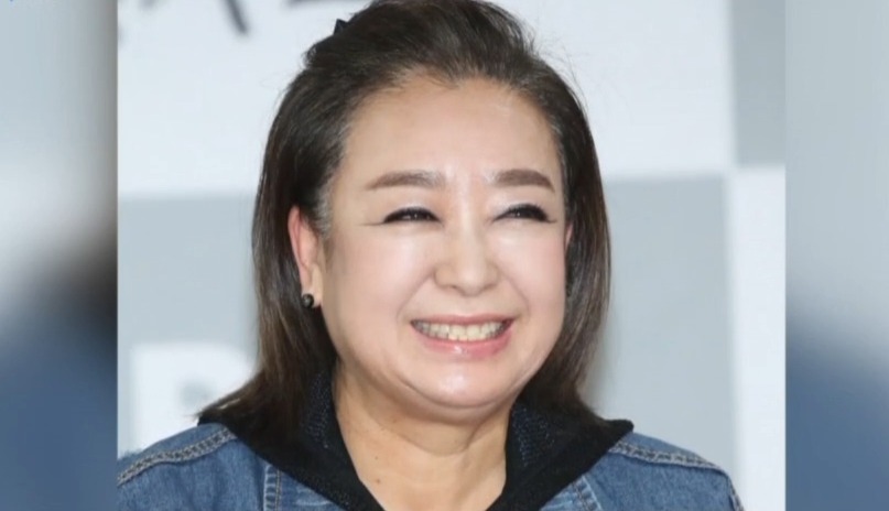 노란 수영복에 섹시한 몸매 어필하는 존예 처자