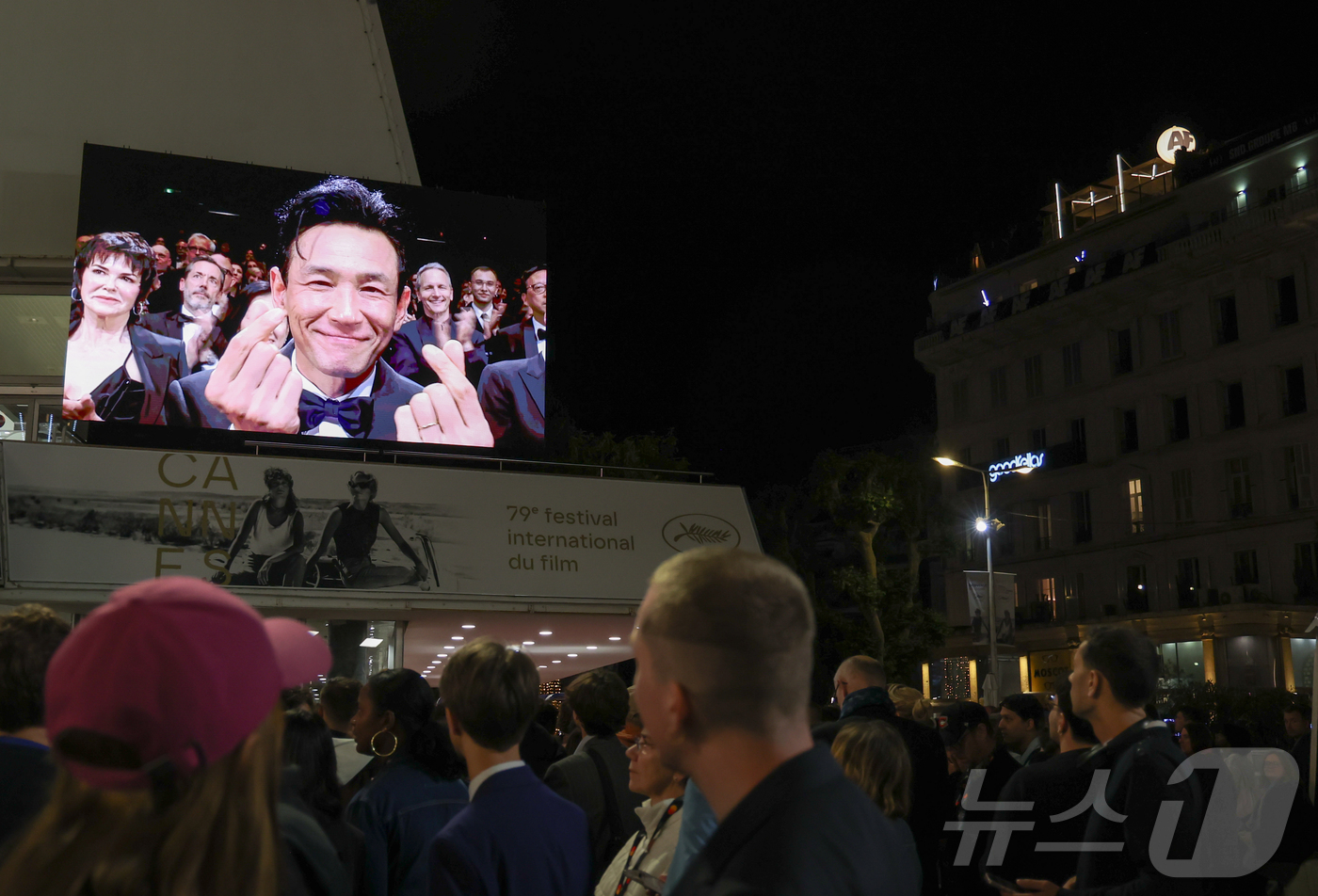 Will Cannes Choose 'Hope' on Closing Night? 3 A large LED screen on the exterior wall of the Palais des Festivals in Cannes, France, shows the cast and the audience's standing ovation on May 18 (local time) after the official screening of 'Hope.' The applause and cheers from inside the Lumiere Grand Theatre were broadcast to the city center of Cannes outside the Palais des Festivals.
