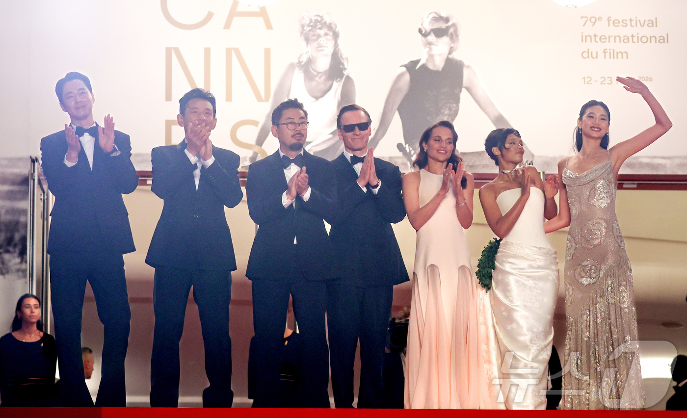 Will Cannes Choose 'Hope' on Closing Night? 8 Director Na Hong-jin and actors Hwang Jung-min, Jo In-sung, and Jung Ho-yeon respond to the audience's applause at the Lumiere Grand Theatre in Cannes, France, on May 17 (local time), for the official screening of 'Hope.'