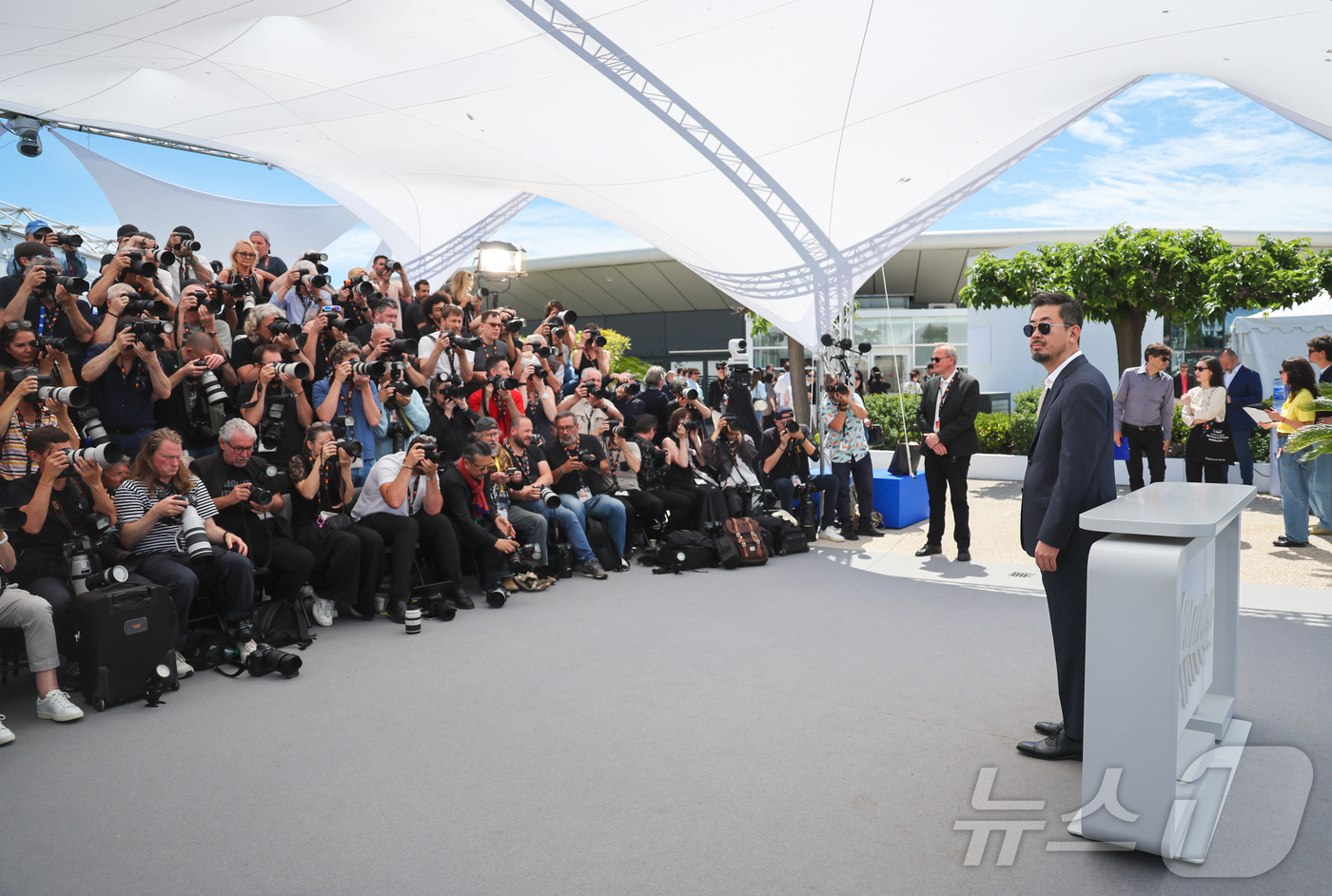 Will Cannes Choose 'Hope' on Closing Night? 10 Director Na Hong-jin is surrounded by cameras during a photocall for 'Hope' at the Palais des Festivals in Cannes, France, on May 18 (local time).